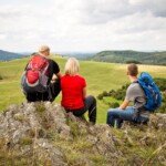 Wandernde auf dem Dörnberg genießen die Aussicht. © Lichtfangfotografie ccby /Naturpark Habichtswald