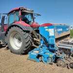 Ansicht eines Traktors mit angehängter Maschine für die Bodenbearbeitung
