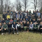 Teilnehmende des Einführungsseminars posieren in einem Natur-Amphitheater für den Fotografen.