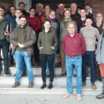 Eine Gruppe von Personen ist auf einer Treppe versammelt und richtet ihre Blicke in die Kamera.