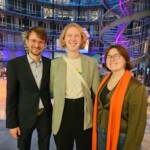 Drei Mitglieder des Jugendnetzwerks Biosphäre strahlen im Allianz Forum in Berlin bei der Preisverleihung in die Kamera.