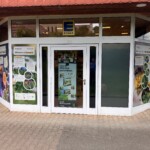 Infoplakate wurden am Eingang von Edeka angebracht. Infoplakate wurden am Eingang von Edeka angebracht.