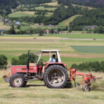 Traktor auf einem Feld während einer Mahd