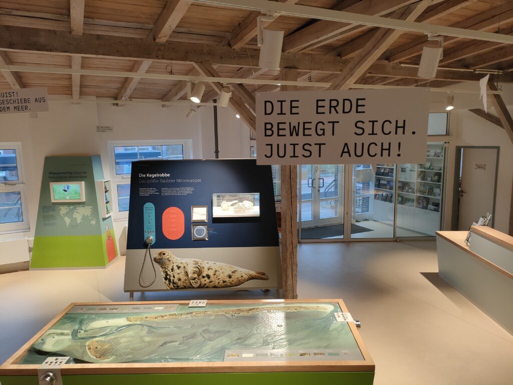 Blick in Ausstellungsraum mit Schautafeln