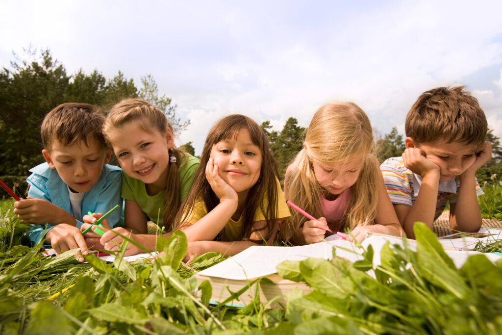 Schulkinder in der Natur. © pressmaster - Fotolia.com