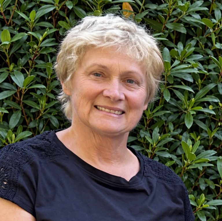 Christine Kober. © VDN e. V. (Hintergrund KI-generiert)