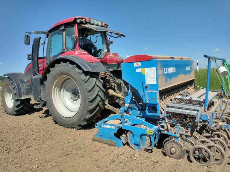 Landwirt-bei-der-Arbeit_Rhoen_Copyright-Wiltrud