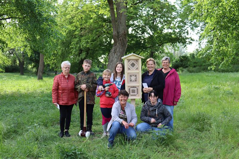 Gruppenbild vor einem selbst gebauten Insektenhotel