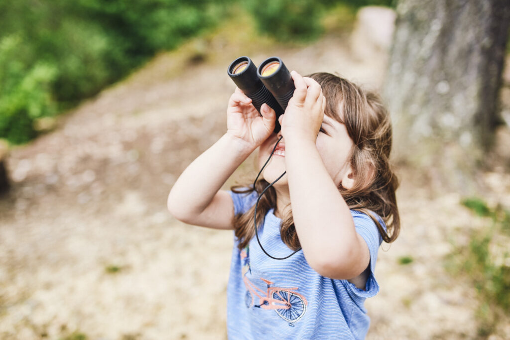Kind mit Fernglas. © Naturpark Soonwald-Nahe