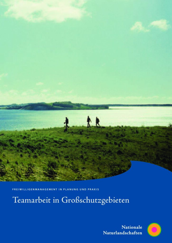 Titelblatt der Broschüre "Freiwilligenmanangemen in Planung und Praxis. Teamarbeit in Großschutzgebieten"