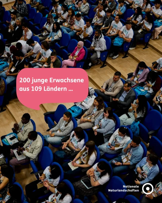 Internationale Zusammenarbeit lebt vom Austausch und von jungen Menschen, die die Zukunft aktiv mitgestalten 🌍

Vom 18.–22. Mai 2026 fand in Rosolina Mare in Italien das 3. Global MAB Youth Forum statt. 200 junge Erwachsene aus 109 Ländern kamen zusammen, um gemeinsam Perspektiven für die Zukunft des UNESCO-Programms „Der Mensch und die Biosphäre“ (MAB) zu entwickeln 🤝

Im Mittelpunkt standen die Stärkung der Jugendbeteiligung und die Umsetzung des Hangzhou Strategic Action Plan aus Sicht junger Menschen. Gemeinsam erarbeiteten die Teilnehmenden eine Youth Declaration sowie eine internationale Roadmap für die kommenden Jahre 📃

Das Forum hat deutlich gemacht: Junge Menschen wollen nicht nur gehört werden – sie wollen Verantwortung übernehmen und nachhaltige Entwicklung aktiv mitgestalten (@jugendnetzwerk_biosphaere). Neben Workshops und Diskussionen boten Exkursionen in die Biosphärenreservate Po Delta und Colli Euganei spannende Einblicke 🏞️

#nnl #nationalenaturlandschaften #unesco #mab #biosphärenreservat

📷 Fotos: © 3. Globales Jugendforum