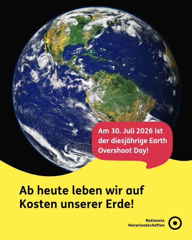 Der globale Earth Overshoot Day 2026 fällt auf den 30. Juli – das ist der Tag, an dem die Menschheit das gesamte Jahresbudget an ökologischen Ressourcen der Erde aufgebraucht hat.

Berechnet wird der Earth Overshoot Day jährlich vom Global Footprint Network, basierend auf aktuellen UN-Daten zu Landnutzung, Emissionen, Konsum und Handel. 📉 

Aktuell verbraucht die Menschheit die Natur 73% schneller, als sich die Ökosysteme der Erde regenerieren können – das entspricht 1,73 Erden.

Zusätzlich zu dem globalen Wert werden auch die länderspezifischen Stichtage berechnet. Und der deutsche Overshoot Day war bereits am 10. Mai 2026!

Der Rest des Jahres läuft auf Kosten der Ökosysteme. Wälder, Moore, Flüsse, Meere: Sie regenerieren sich langsamer, als wir sie beanspruchen. 🌍

Wie wir den Tag wieder nach hinten verschieben können, erfahrt ihr auf der letzten Slide. 🌱

#nnl #nationalenaturlandschaften #overshootday #earthovershootday #movethedate 

📷 Fotos:
Bild 1: © Pixabay/WikiImages
Bild 2: Ausgeräumte Agrarlandschaft © Jörg Liesen/VDN e.V.
Bild 3: © Pixabay/lucianopintodaniel
Bild 4: Braunkohletagebau © Jörg Liesen/VDN e.V.
Bild 6: © Global Footprint Network
Bild 7: Holzernte © Jörg Liesen/VDN e.V.
Bild 8: © VDN-Fotoportal/Martin Goosmann