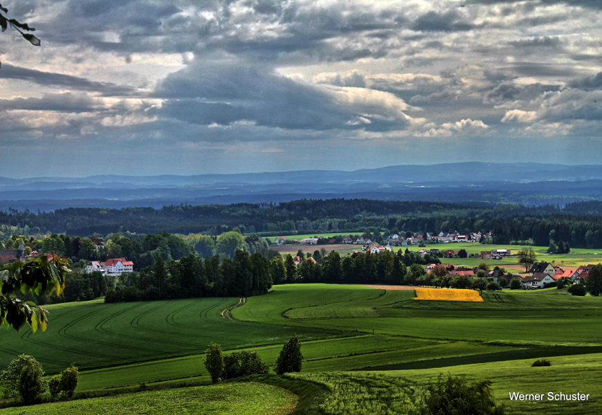 Ausblick ins Tal mit Wiesen, Wäldern und Dörfern